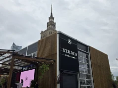 Mercedes otworzył niezwykłe studio na Placu Defilad. Mają kino, darmowe koncerty i strefę F1