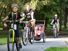 Rowerowe wakacje z MOSIR-em. W niedzielę wsiadamy na rowery, hulajnogi, deskorolki