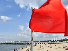 Czerwona flaga nad Bałtykiem. Zachodniopomorskie plaże z zakazem kąpieli
