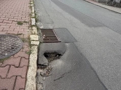 Mieszkańcy mają dość. Pokazali nam dziury i studzienki z całej Trzebnicy