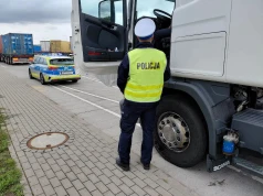 Policyjny dron nad drogami powiatu ryckiego. Trwają kontrole ciężarówek, busów i autobusów
