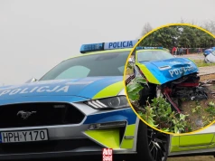 Policyjny Ford Mustang został rozbity. Auto miało kolizję z Golfem