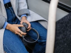 Tłok i ścisk w miejskim autobusie? Dzięki hitowym reportażom w słuchawkach zapomnisz o dojazdowych nerwach