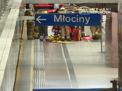 Mężczyzna pod pociągiem metra. Utrudnienia w kursowaniu pociągów