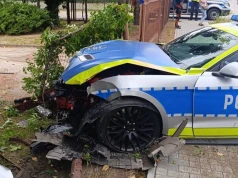 Policyjny Mustang GT rozbity pod Radomiem. 450-konne auto, po 4 miesiącach w roli radiowozu, rozbite o ogrodzenie