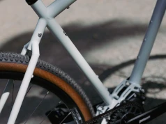 Ten rower ma koszyk, pasek i skrzynię biegów, tylko czy to wystarczy w tej cenie?