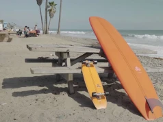 Pora na deskorolkę, a może coś nowego? Nastolatki wybrały surfowanie z surfskate po mieście