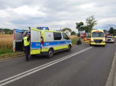 Z ostatniej chwili: Czołowe zderzenie motocyklisty z autem. Do szpitala odwieziono dwie osoby – foto