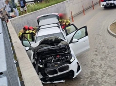 BMW uderzyło w mur oporowy. Autem podróżowały cztery osoby w tym dzieci