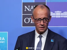 Nietypowy prezent na szczycie NATO. Kanclerz Niemiec nie może zatrzymać rewolweru