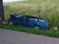 BMW zakończyło jazdę na drzewie. Mokra jezdnia nie wybacza błędów