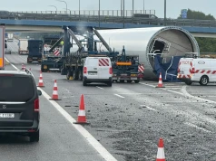 Wypadek na A4. Transport wielkogabarytowy zablokował autostradę (Video)