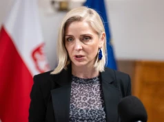 "Działa na zasadzie strajku włoskiego". Mucha uderza w rząd: Polska stanęła
