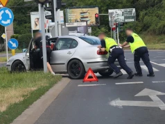 Nie tylko dają mandaty…Policjanci pomogli kierowcy usunąć uszkodzone auto z ruchliwego skrzyżowania