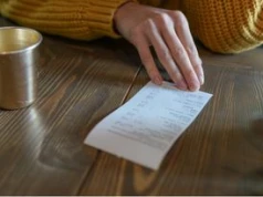 Zamówiły frytki i napój. Wyciągnęły legitymacje. Restauracja wyjaśnia