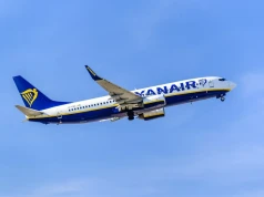 Panika podczas lotu Ryanair. Pasażer „częściowo wyciągnięty” na zewnątrz