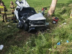 Poważne zderzenie dwóch aut. Peugeot uderzył w drzewo. Trzy osoby ciężko ranne. Droga zablokowana