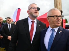 Grzegorz Braun zakłócił obchody w Jedwabnem. „Polska brunatnieje”