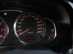 Czy można jechać z kontrolką Service? Wielu kierowców źle ocenia tę sytuację