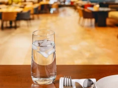 Woda z kranu za darmo w restauracji? Pomysł po raz kolejny wypadł z ustawy