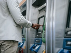 Płatność kartą za granicą. Ten komunikat bankomatu może słono kosztować