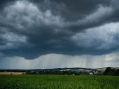 Jesień uderza w lipcu. Chłód, deszcz i wiatr nie odpuszczą. Na poprawę pogody trzeba poczekać
