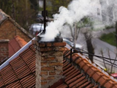 Remont komina nad dachem. Te uszkodzenia oznaczają natychmiastową rozbiórkę