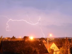 25 litrów wody na metr kwadratowy i porywy wiatru do 60 km/h. Synoptycy wydali ostrzeżenie przed burzami