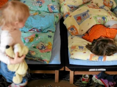 Dziecko w żłobku, matka w pracy. "Myśl o tym, że syn ma tam być jakieś 9 godzin, mnie dobija"