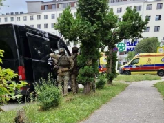 Zabarykadował się w mieszkaniu. Z siekierą ruszył na policjantów