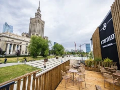 Mercedes-Benz Studio Warszawa już otwarte. Nowa przestrzeń na Placu Defilad łączy to co kochają miliony: motoryzację, kulturę i miejski styl życia