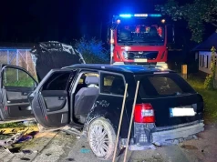 Groźny wypadek w Lutczy. Samochód uderzył w schody i dachował na jezdnię.