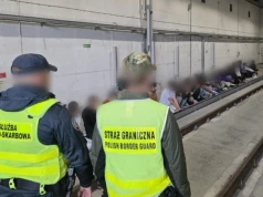 Tir miał przewozić torf. W środku było kilkadziesiąt osób