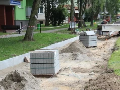 Trwa przebudowa chodnika i budowa przejścia dla pieszych w Chojnowie