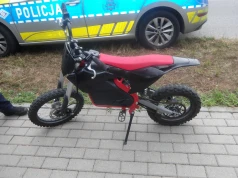 Czysta głupota: 16-latek bez kasku szarżował na jednym kole po chodniku. I jeszcze pyskował do policjantów!