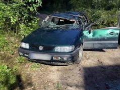 Dziewięć osób jechało Volkswagenem, cztery siedziały na dachu. Nie żyje 17-latek