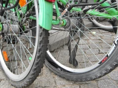 Ani flak, ani kamień. Jakie jest idealne ciśnienie w oponach? Poznaj kluczowe wartości