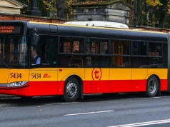 Kierowca autobusu uznał, że ma pierwszeństwo. Kodeks mówi inaczej
