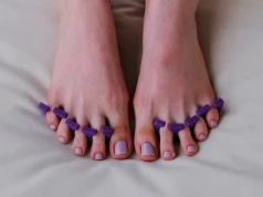 Wszyscy proszą o czerwień, a ten kolor pedicure omijają. Szkoda, bo genialnie podbija opaleniznę