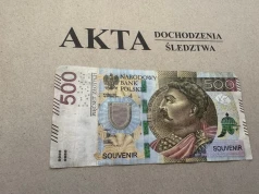 Zapłaciła za zakupy banknotem "500 złotych" oznaczonym SOUVENIR. Grozi jej 8 lat więzienia