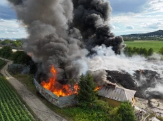 Pożar w Strzegom. Płoną obiekty pokolejowe i przyległe zabudowania