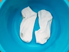 Stare skarpetki rażą bielą po oczach. Wystarczył 1 produkt z kuchni