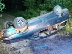 17-latek bez prawa jazdy i po alkoholu dachował samochodem. Na dachu jechały 4 osoby, jeden z pasażerów nie żyje