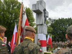 W rocznicę zbrodni wołyńskiej rządzący mówią o pamięci o ofiarach; w tle spór o ekshumacje