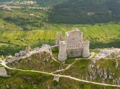 National Geographic wyróżnił jeden zamek. Ma blisko tysiąc lat i stoi wysoko w górach