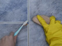 Nałóż na fugi i zostaw na kilka minut. Brud zacznie znikać