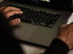 HalluSquatting: nowy atak zamienia halucynacje AI w kanał dystrybucji botnetów