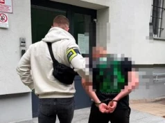 Skakał po dachu cudzego auta, zniszczył karoserię. 28-latek z zarzutem