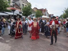 Staruszka Łeba dobrze się trzyma! Huczne 669-te urodziny miasta. Barwna parada z księciem na czele i uczta dla podniebienia!