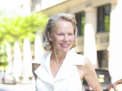 Pamela Anderson pokazuje, jak nosić białą sukienkę i masełkową żółć latem 2025